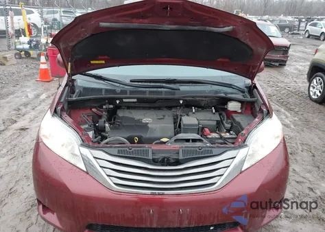 2014 Toyota Sienna Xle V6 8 Passenger z USA, uszkodzony, nr VIN 5TDYK3DC2ES457089